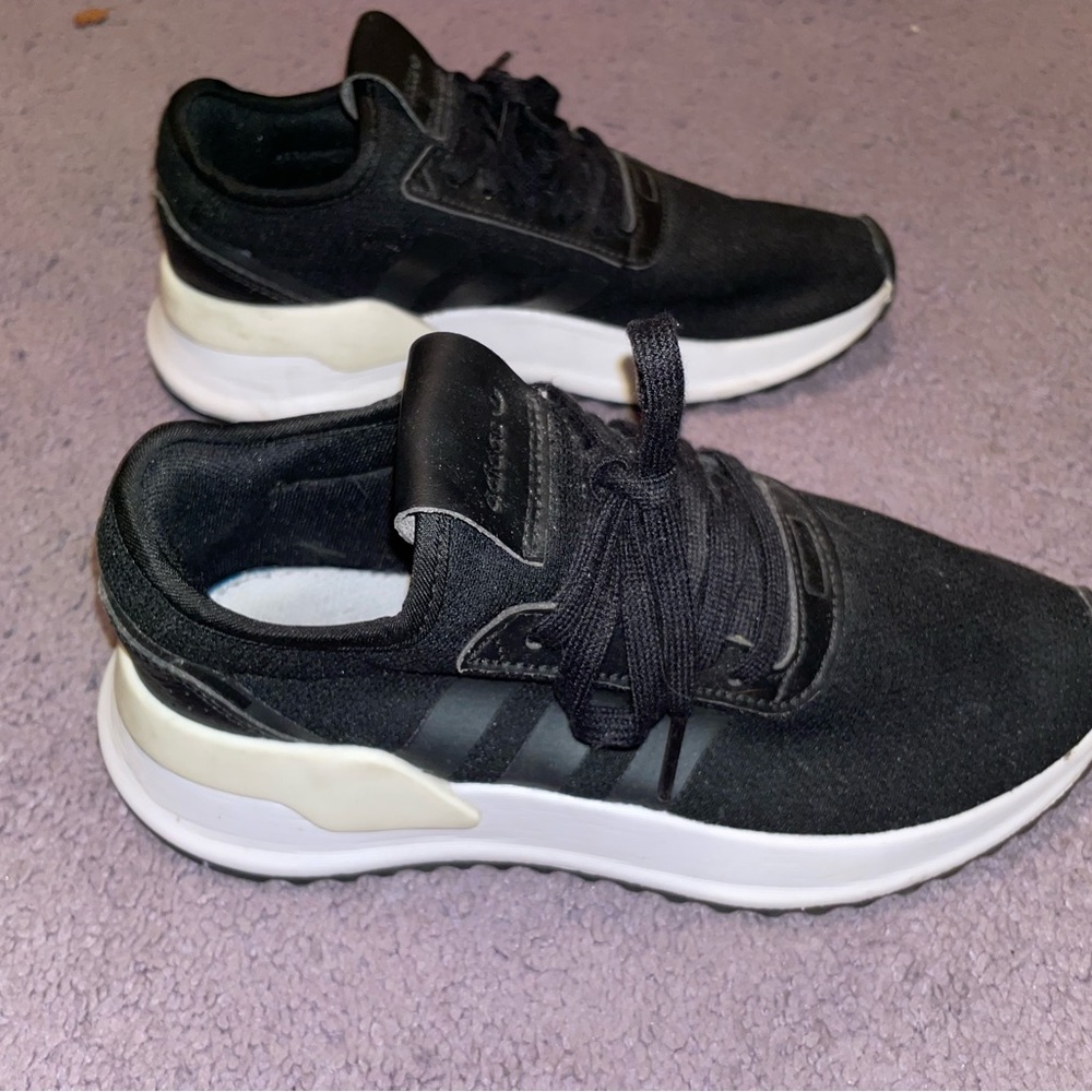 Black Adidas Sneakers. Great preowned condition. Women’s 7 / Size 5 kids
